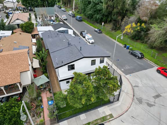 Prestige Residence: Exclusive 3BR w/ Free Parking
