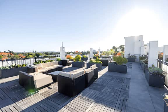 Elegant Balcony Modern Apt for 4!
