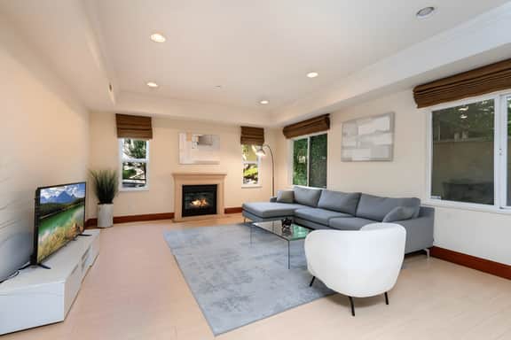 Modern 2 Bedroom Apartment with Free Parking