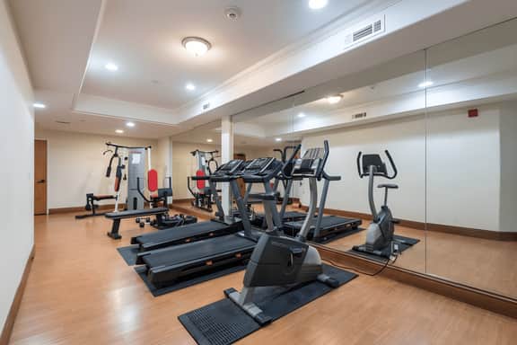 Modern 2 Bedroom Apartment with Free Parking