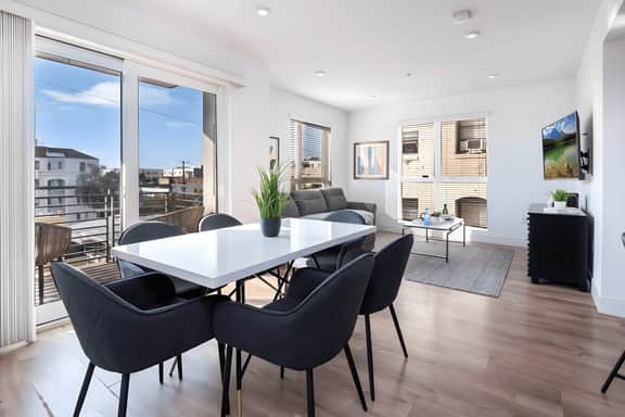 Spacious Condo In Koreatown Sleeps 6