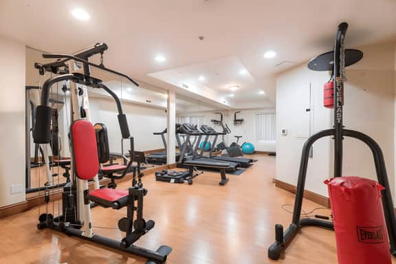 Modern 2 Bedroom Apartment with Free Parking