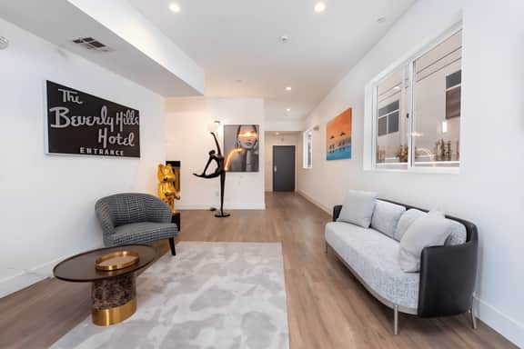 Luxe Living: 2BR Apt W. Modern Amenities & Parking
