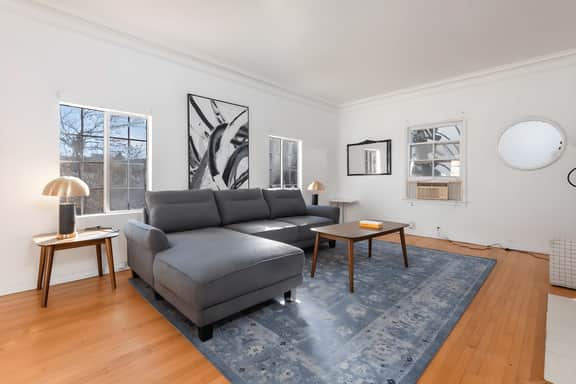 Chic City Apt in LA Sleeps 2