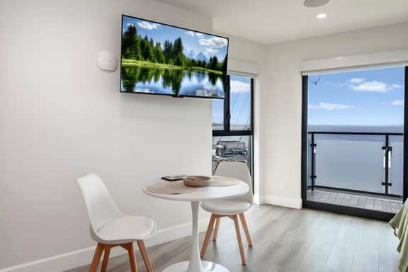 Cozy Oceanview 1 Bedroom Apt. Steps from the Shore