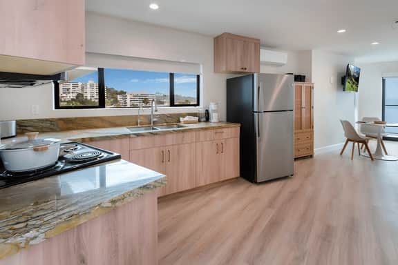 Cozy Oceanview 1 Bedroom Apt. Steps from the Shore