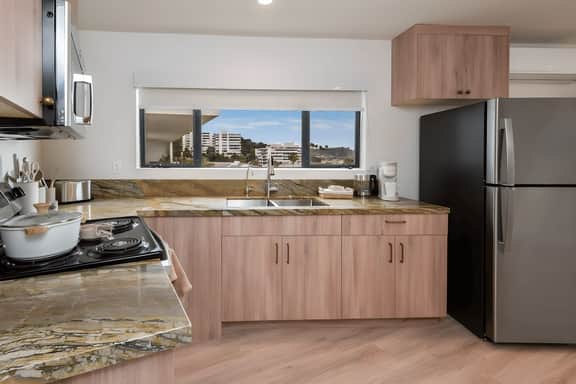 Cozy Oceanview 1 Bedroom Apt. Steps from the Shore