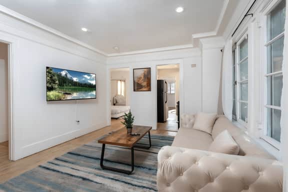 Central Hollywood 2-BR Apt. with Private Parking