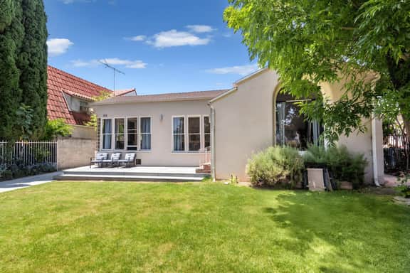 Spacious 5 Bedroom Home with Jacuzzi