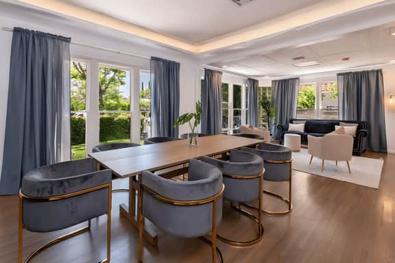 Spacious 5 Bedroom Home with Jacuzzi