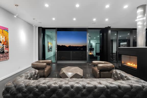 Ultimate Luxurious Glass Mansion W. Pool & Jacuzzi