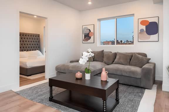 Koreatown Modern 2 Bedroom with Parking, Roof Deck