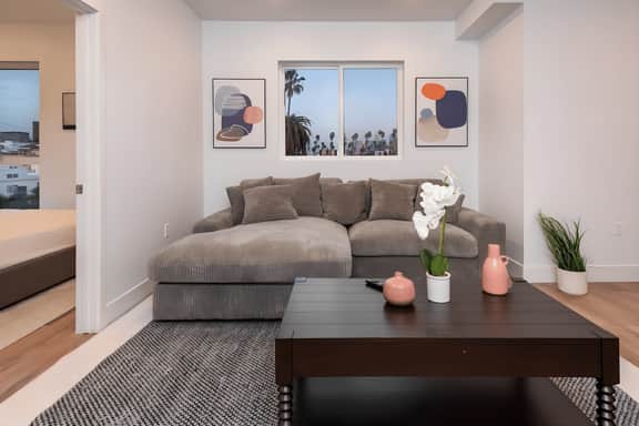 Koreatown Modern 2 Bedroom with Parking, Roof Deck
