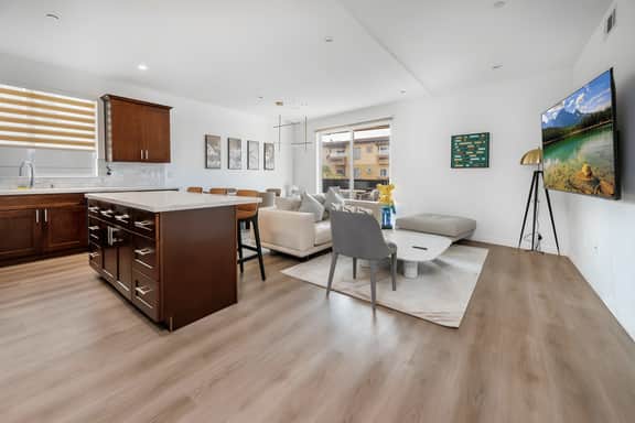Luxe 2-Bedroom Apt with Balcony and Parking
