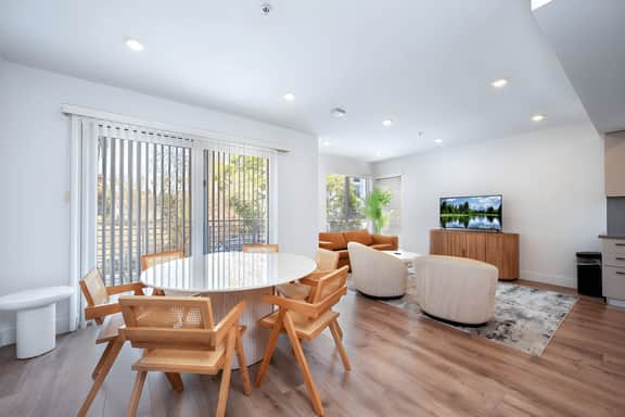 K-Town Luxe 2BR Apartment W. Balcony & Parking