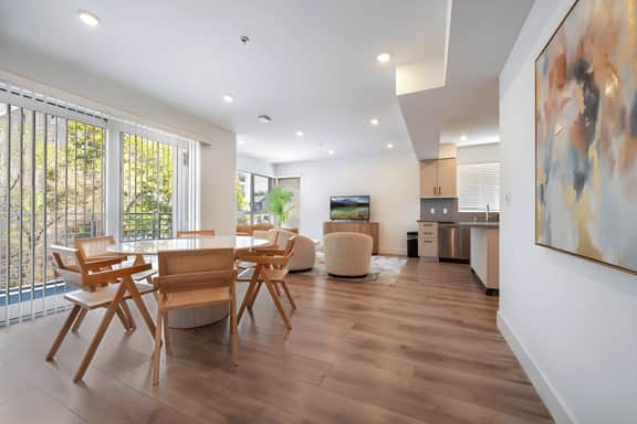 K-Town Luxe 2BR Apartment W. Balcony & Parking