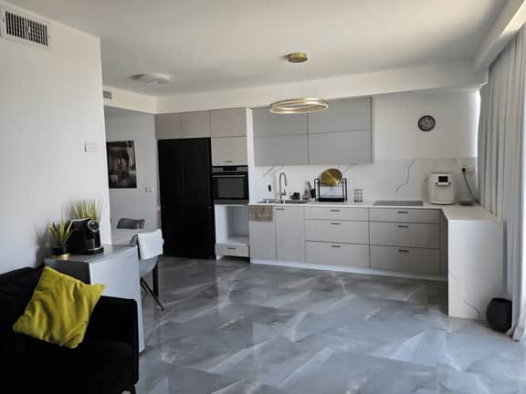 Stylish 2BR Apt W. Parking Near Machane Yehuda
