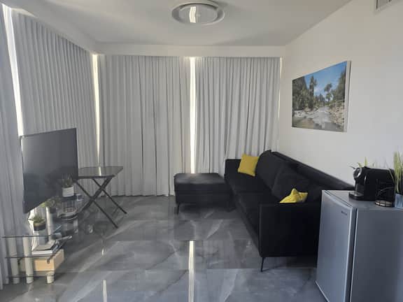 Stylish 2BR Apt W. Parking Near Machane Yehuda