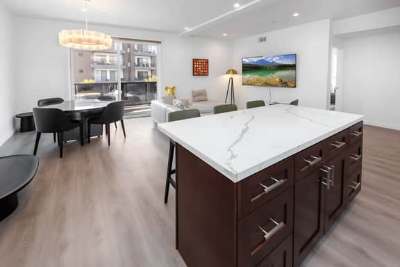Luxury 2BR Apartment with Balcony & Free Parking