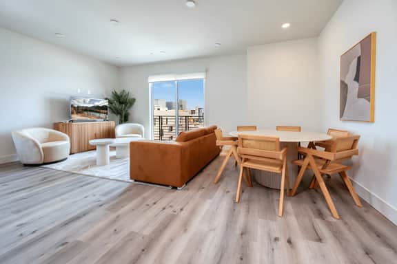 High-End Living: Gorgeous Koreatown Apt W. Parking