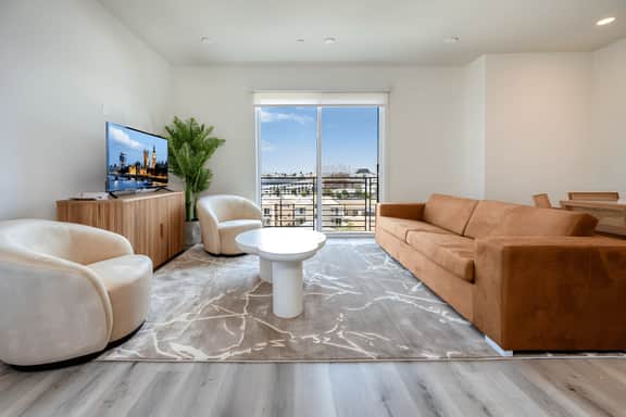 High-End Living: Gorgeous Koreatown Apt W. Parking