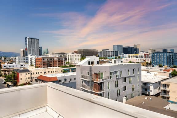 High-End Living: Gorgeous Koreatown Apt W. Parking