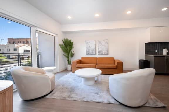 Modern 1BR Apt. in K-Town W. Free Parking, & GYM