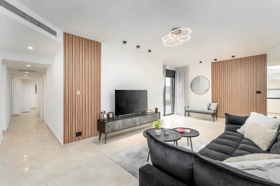 Modern & Spacious 5BR Apartment with Free Parking