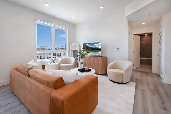 Stylish Luxury Stay in LA with Parking