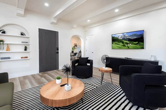 Luxury 3BR House in LA with Jacuzzi & Parking