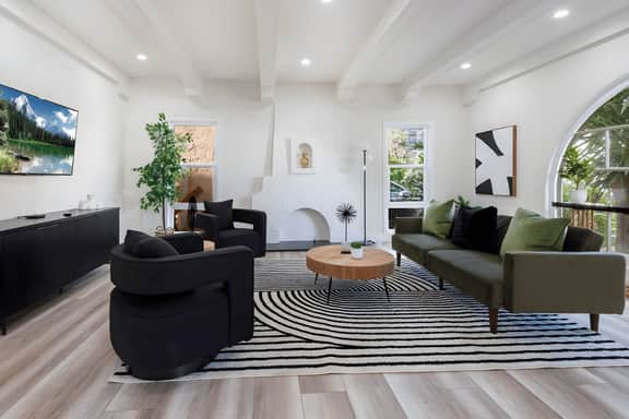 Luxury 3BR House in LA with Jacuzzi & Parking