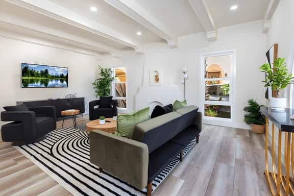Luxury 3BR House in LA with Jacuzzi & Parking
