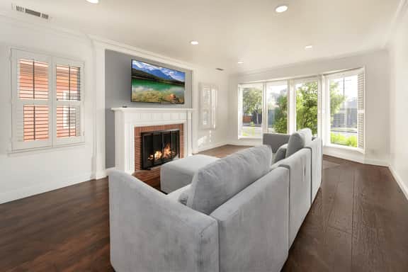 Modern 3BR Home in Central LA W. Yard & Parking