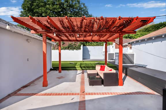 Modern 3BR Home in Central LA W. Yard & Parking