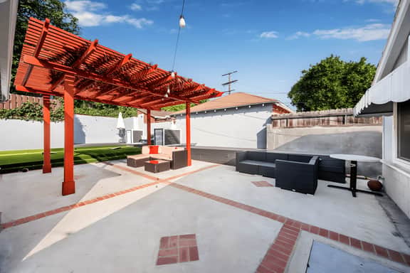Modern 3BR Home in Central LA W. Yard & Parking