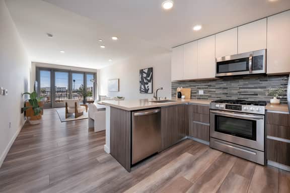 Modern 2BR Apartment with Parking, Patio and Gym
