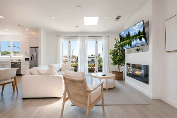 Luxury Touch | Designer 2BR Apartment in West LA