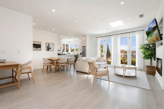 Luxury Touch | Designer 2BR Apartment in West LA
