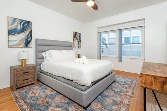 Chic 1-Bedroom Apartment in LA • Sleeps 2
