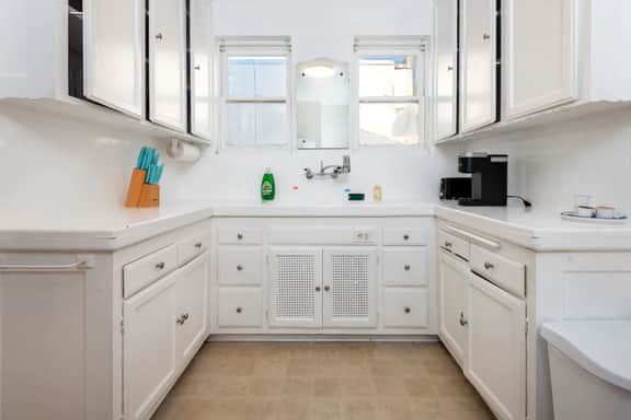 Chic 1-Bedroom Apartment in LA • Sleeps 2