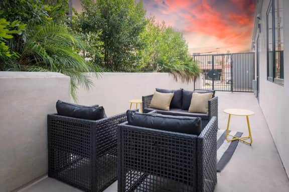 Modern 2BR Apt Sleeps 6 w/ Outdoor Lounge near BH!