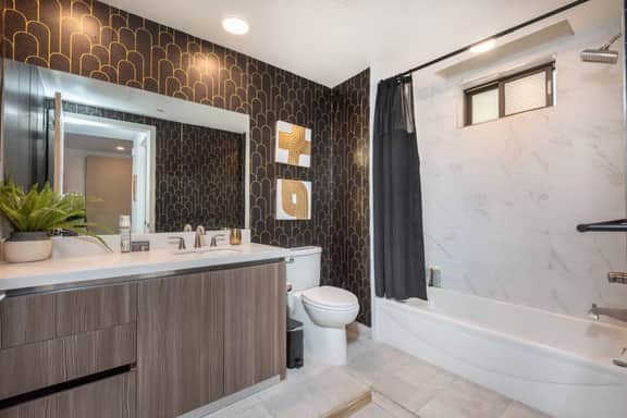 Modern 2BR Apt Sleeps 6 w/ Outdoor Lounge near BH!