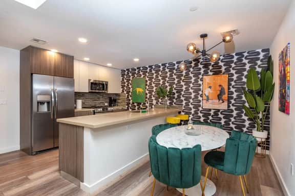 Modern 2BR Apt Sleeps 6 w/ Outdoor Lounge near BH!
