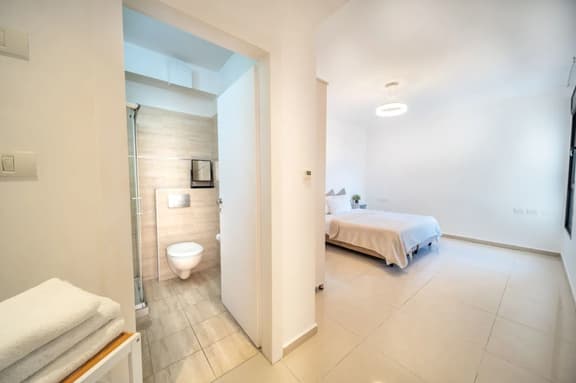 By Market Lovely Lightful 3BDR, Free Parking