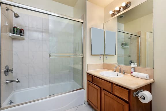 Luxury Living: 2-Bedroom Apt in LA W. Free Parking