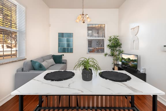 Cozy 1 Bedroom Apartment in LA!
