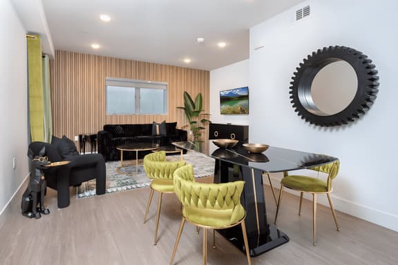 Deluxe K-Town 1BR Condo W. Balcony, Parking!