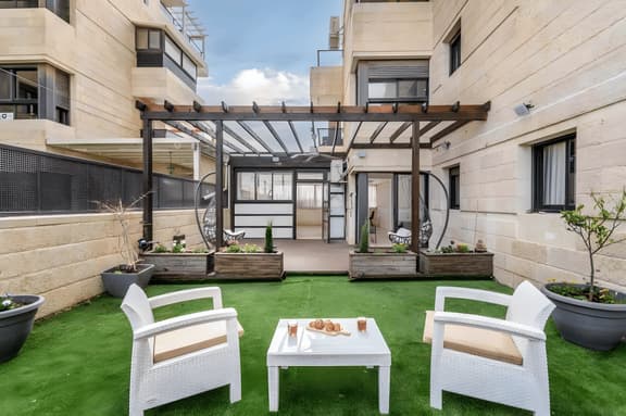 By Market • Wonderful Lightful 5BDR, Free Parking