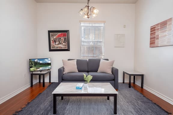 Luxe Living: 1 Bedroom Apartment in LA Sleeps 4