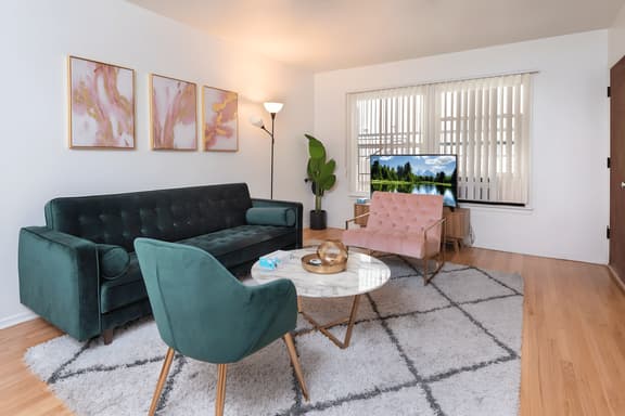 Chic Beverly Hills Apt Sleeps 4